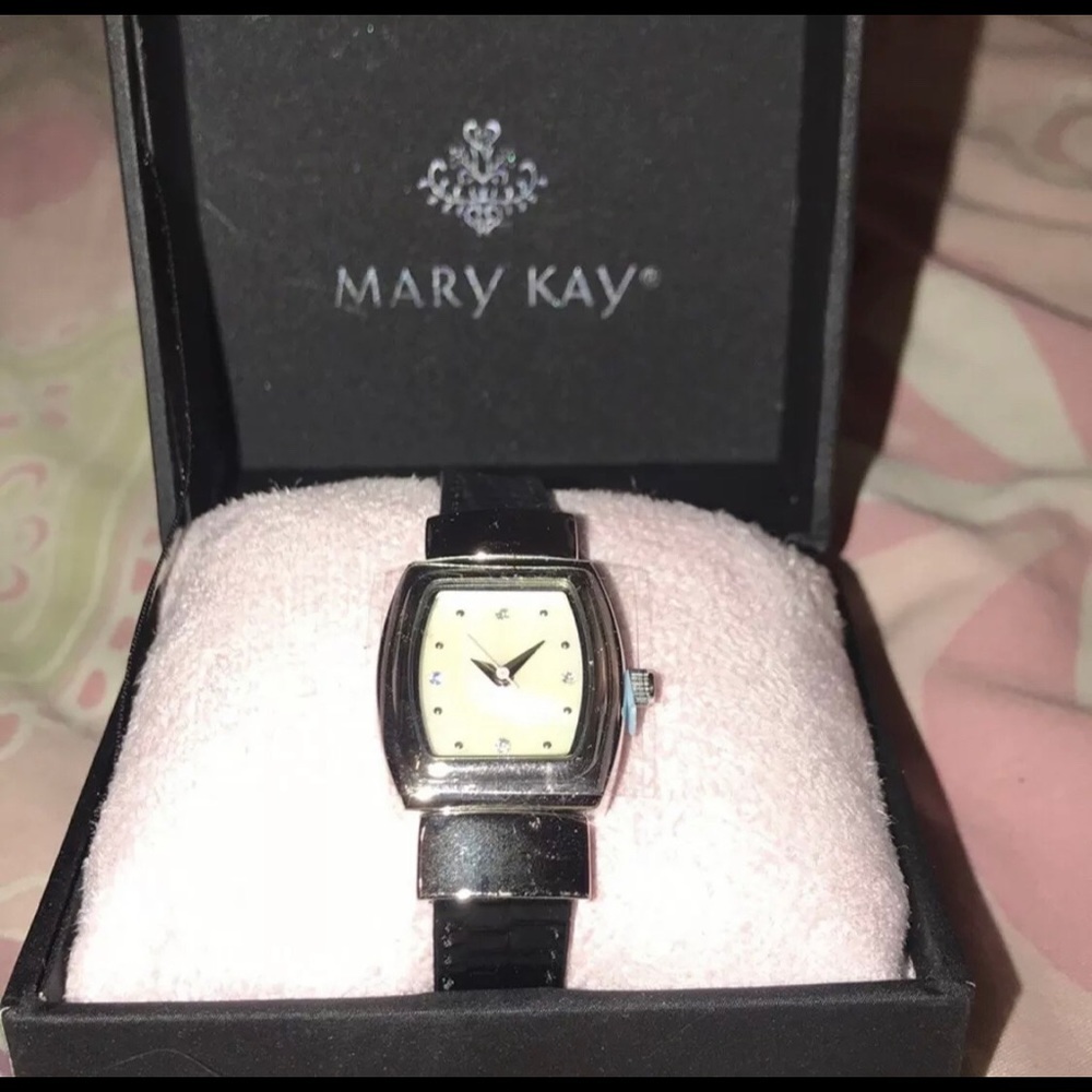 CLOSET CLOSING!! Mary Kay watch ⏰